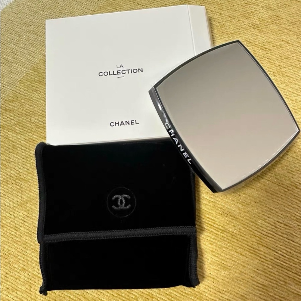 Chanel Beauty Double Sided Mirror With Velvet Dust Bag - Picture 2 of 2